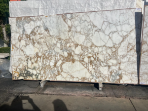 Calacatta Vagli Calacatta Vagli Oro Antico – Luxurious marble with creamy background and rich golden veining; classic old-world charm.